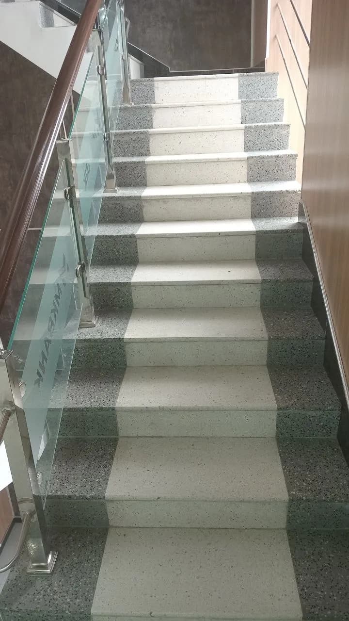Ступени, красный и белый