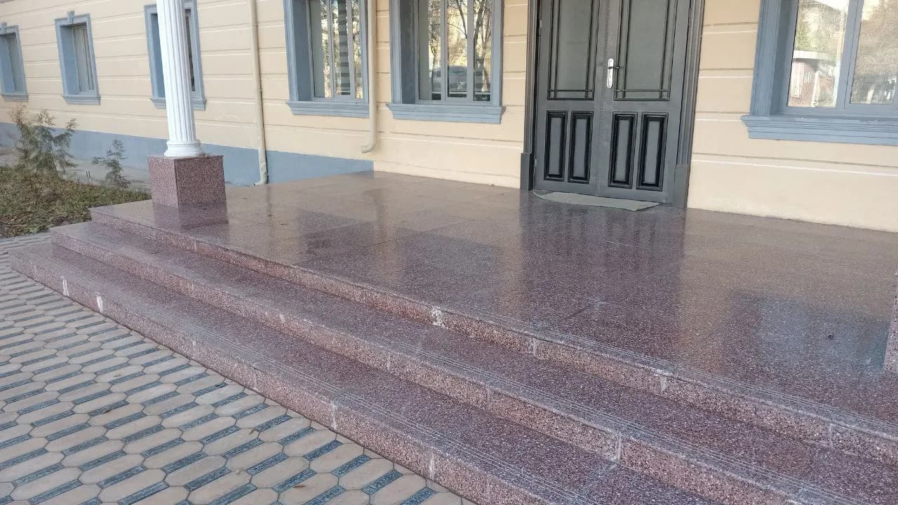 В интерьере