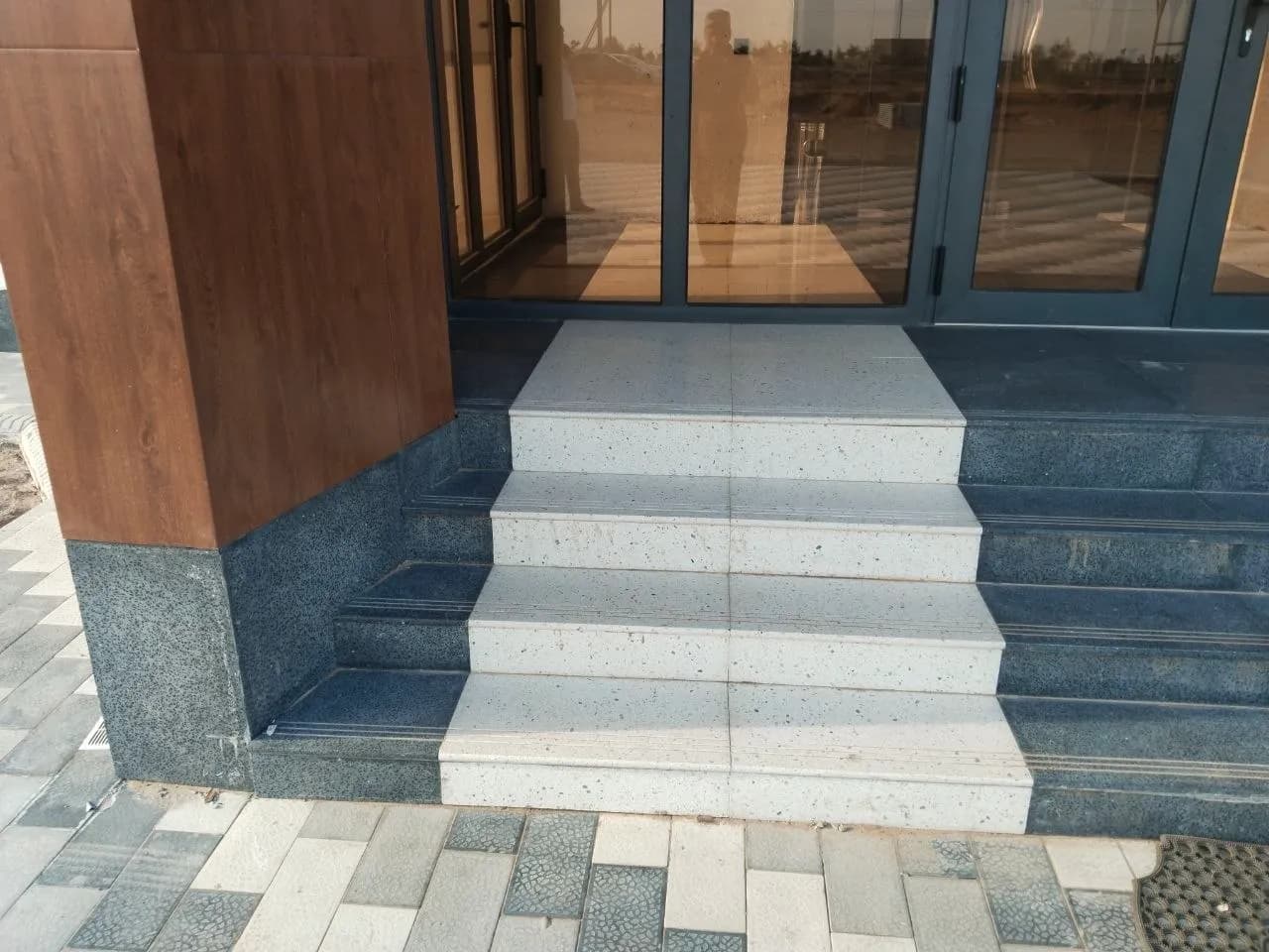 В интерьере