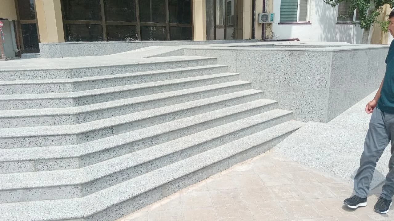 В интерьере