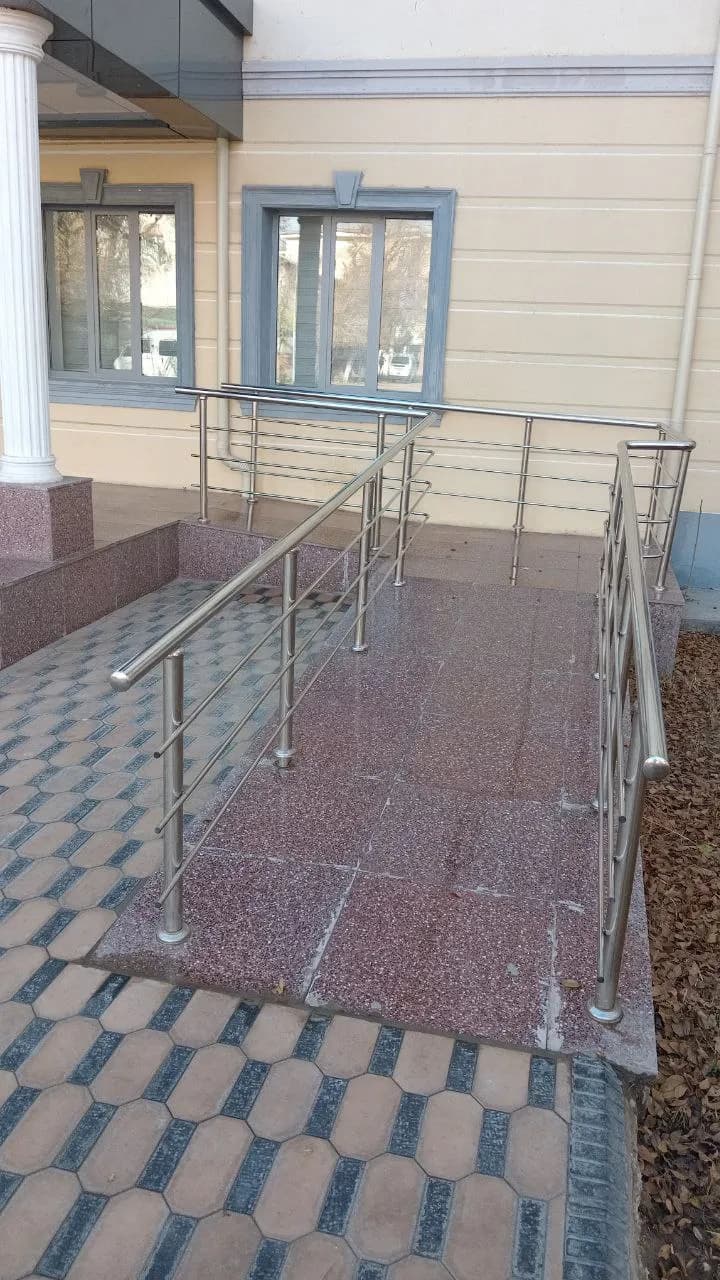 Пандус с ограждением, коричневый