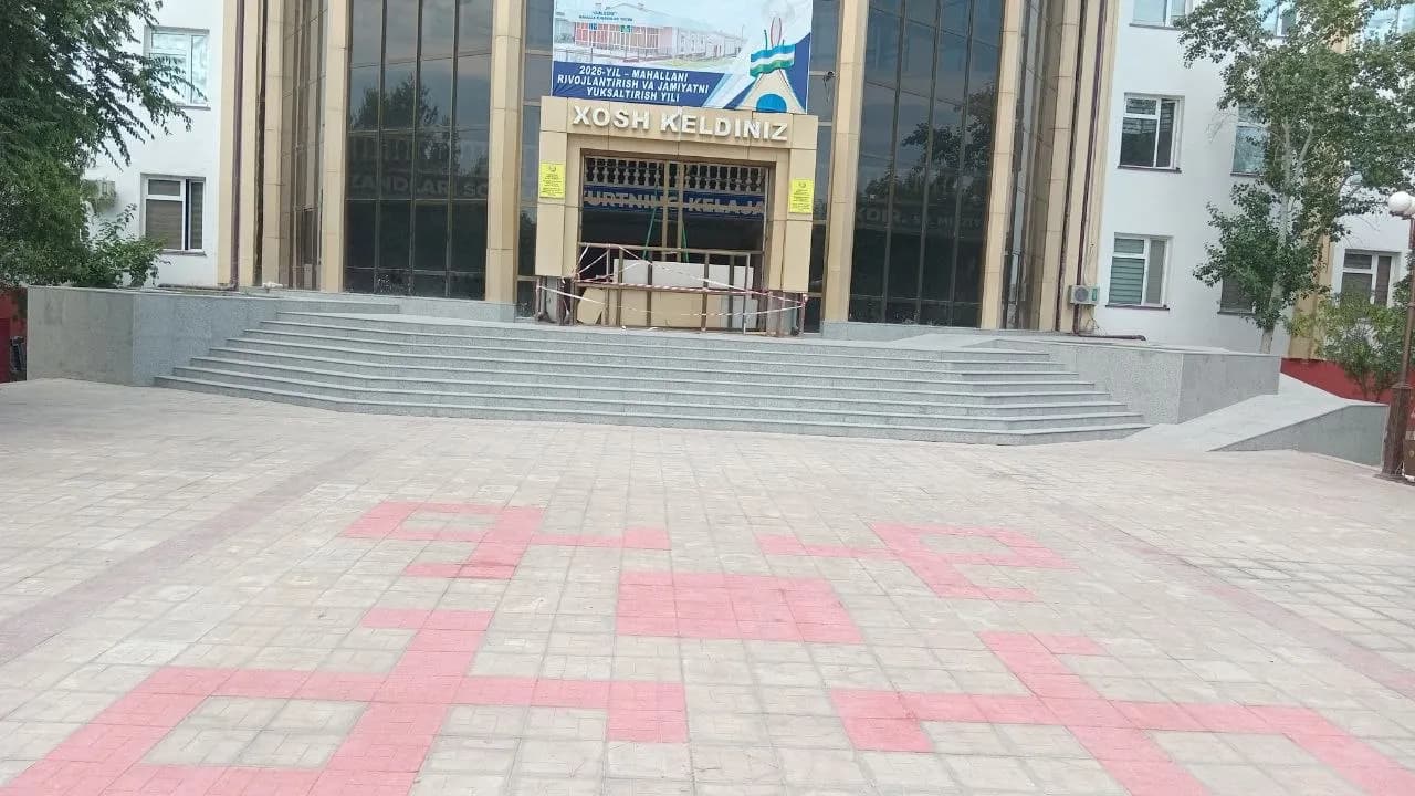 Ступени школы, серый